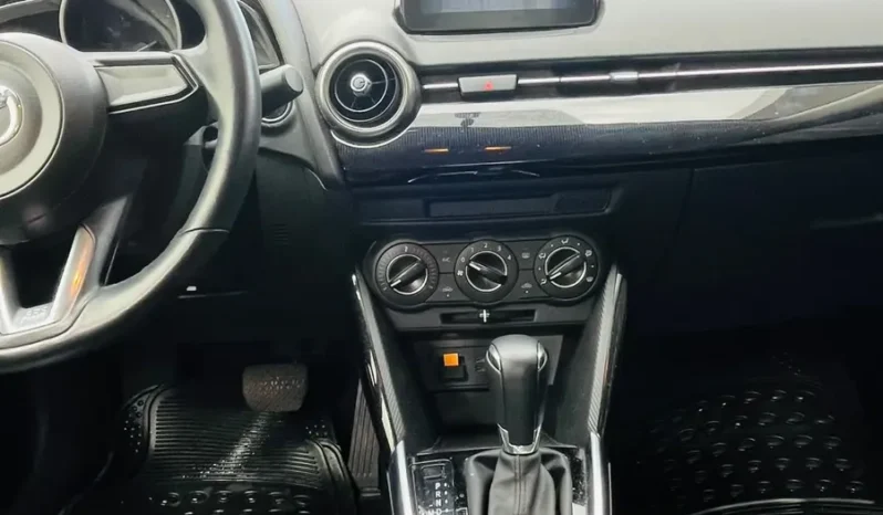 LOP997 Mazda 2 Sedan 1.5 Touring At lleno